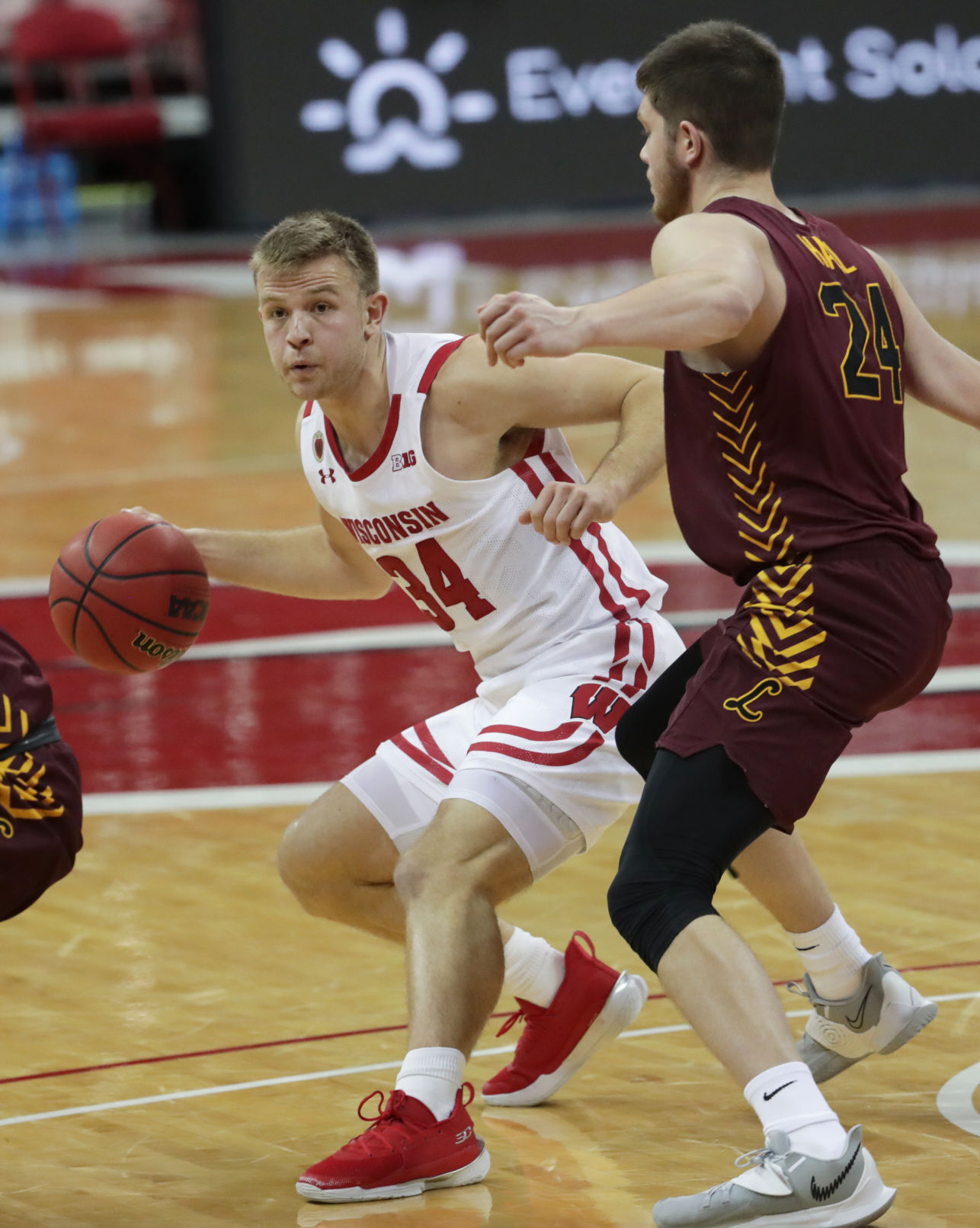 UW 77, Loyola Chicago 63